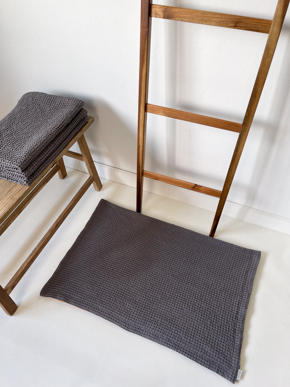Luxurious Dark Gray Waffle Bath Mat – Quick Dry & Soft – Linen Notes